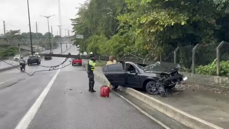 Motorista perde controle e derruba poste em João Pessoa: veja o que aconteceu