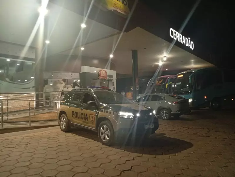 Mulher escapa de ex-mulher em MG: salta de carro em movimento e pede socorro a policiais