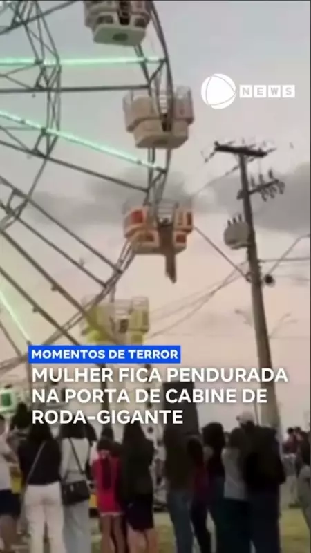Mulher fica pendurada na porta de cabine de roda-gigante em incidente assustador — veja o vídeo
