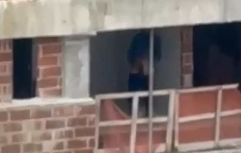 Mulher relata terror ao flagrar operário se masturbando em obra: 'Medo de sair de casa'