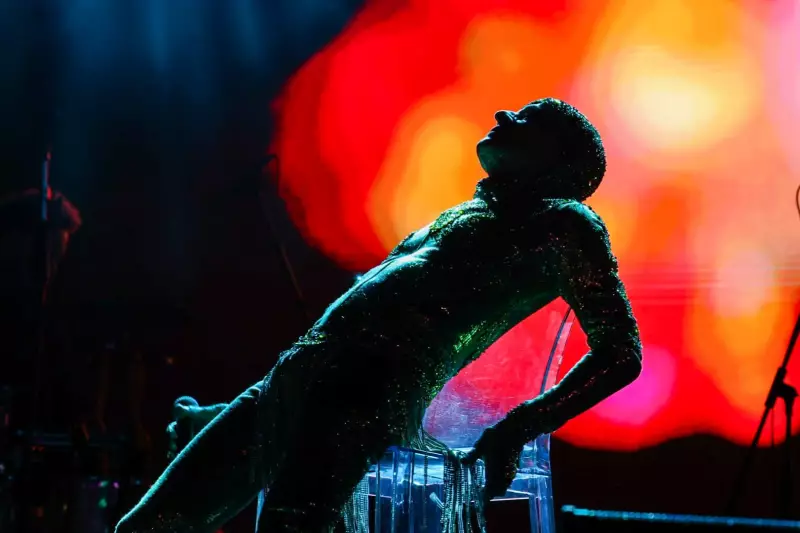 Ney Matogrosso Arrasa na Bahia: Show Histórico no Festival de Inverno Une Gerações com Muita Sensualidade