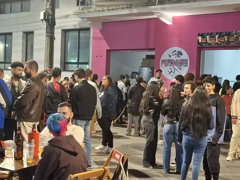 Noite agitada no Centro de Florianópolis: bares, música e copão de bebidas animam a vida noturna