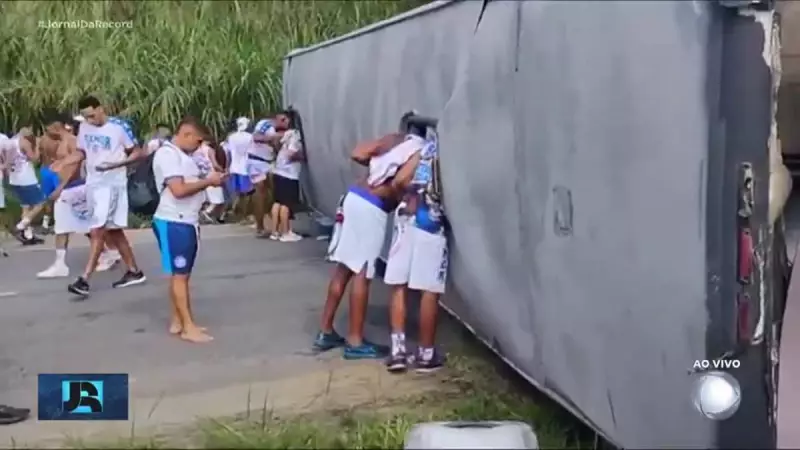 Ônibus de torcida do Bahia tomba na estrada: veja o que aconteceu no caminho para Recife