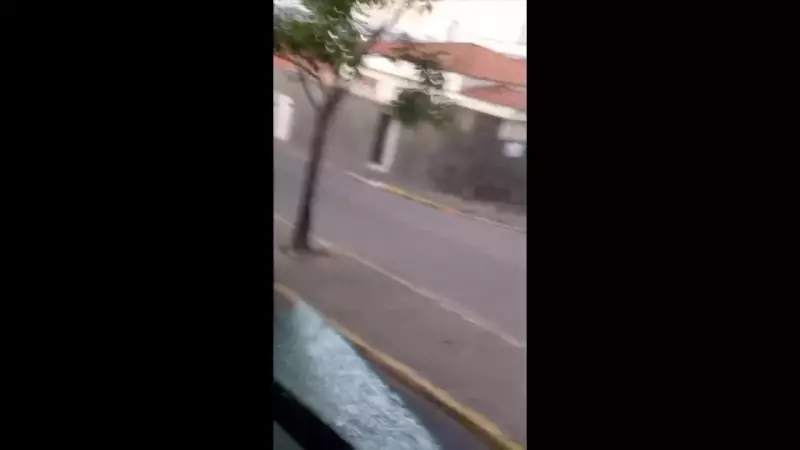 Ônibus escolar é alvo de pedradas em Caruaru: motorista e alunos ficam ilesos, mas chocados