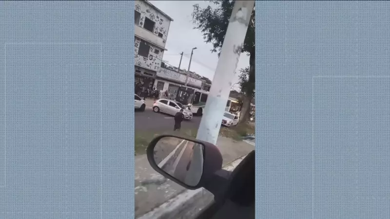 Ônibus Vira Barricada em São João de Meriti: Cena de Caos no RJ Choca Moradores