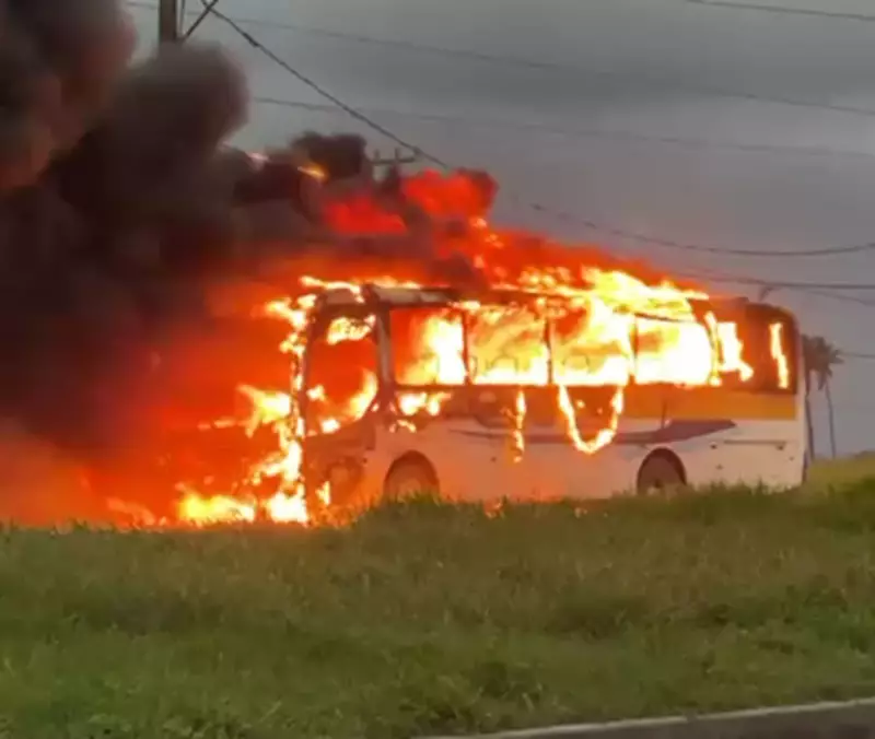 Ônibus Vira Bola de Fogo na SE-100: Motorista Escapa por Triz em Barra dos Coqueiros