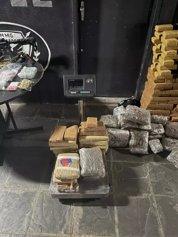 Operação da PM em BH apreende fuzil, arsenal e drogas em mega apreensão