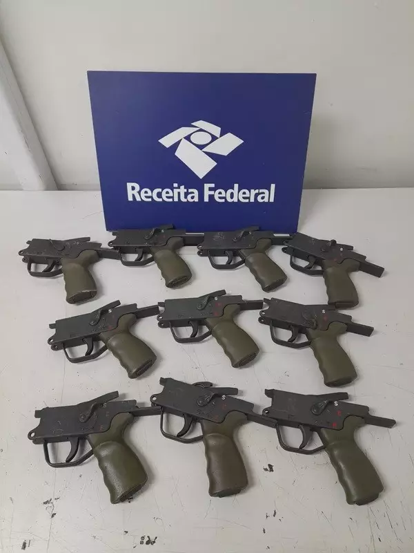 Operação da Receita desmonta esquema internacional: peças de armas escondidas em encomendas dos EUA apreendidas no Brasil