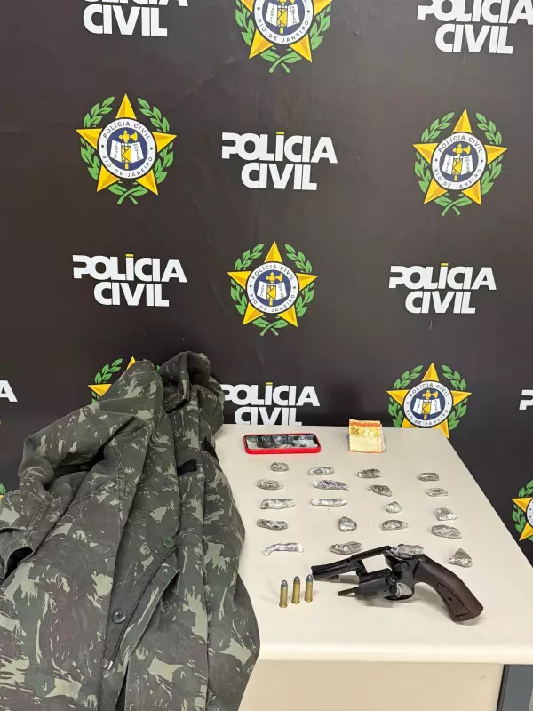 Operação em Barra Mansa prende jovem apontado como 'gerente do tráfico' com arsenal e drogas | RJ