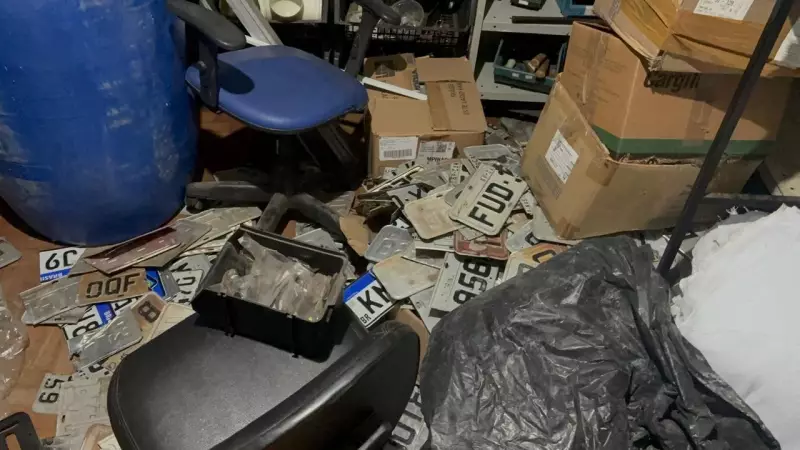 Operação em Campinas fecha fábrica clandestina de placas veiculares e prende dois suspeitos