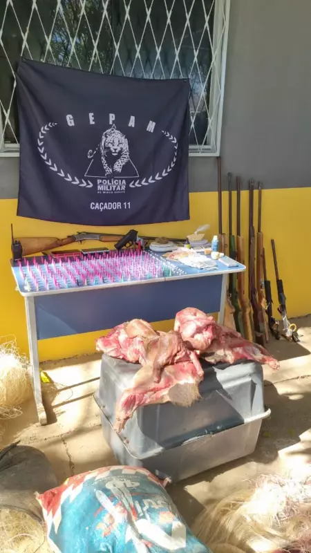 Operação em Itacarambi: PM apreende arsenal, drogas e capivaras abatidas em cativeiro clandestino