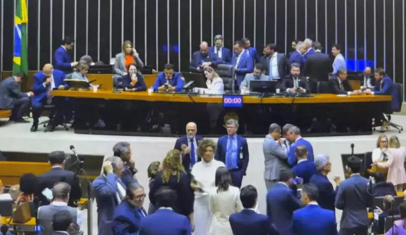 Oposição desafia ordem de Motta e mantém resistência no plenário — busca por Lira acirra crise