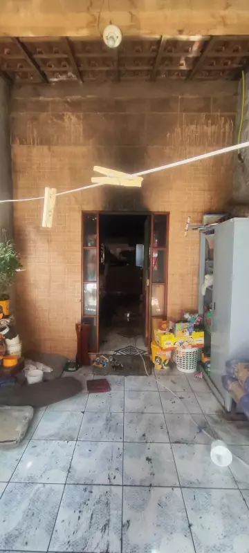 Pedreiro vira herói ao usar marreta para salvar vizinha de incêndio em SP — veja o vídeo!