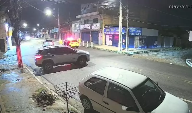 Perseguição policial termina em acidente e prisão no Jacintinho, Maceió: veja o vídeo