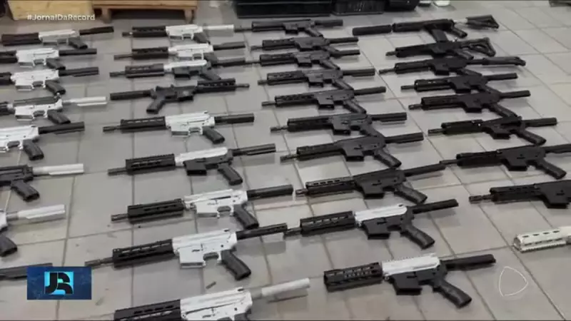 PF Desmonta Fábrica de Armas em SP: Mais de 40 Fuzis Apreendidos em Operação de Impacto