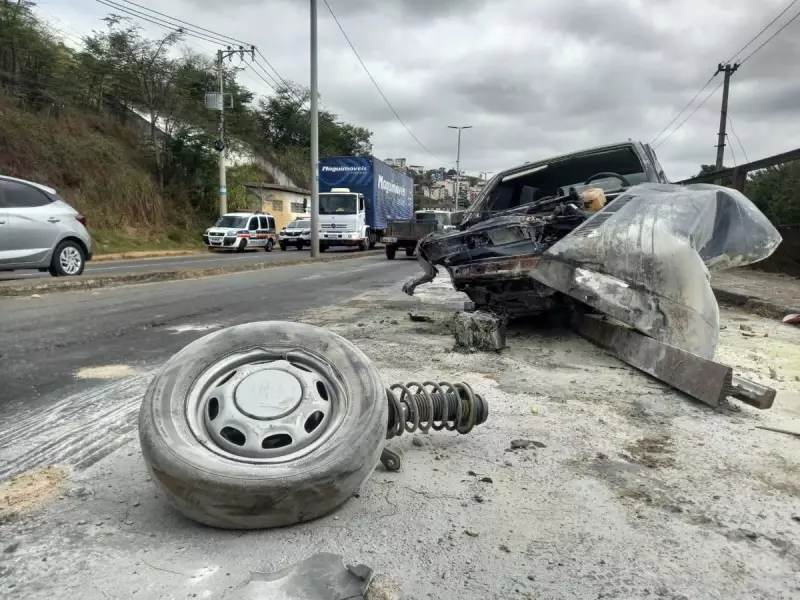 Pneu estoura, carro perde controle e pega fogo na Avenida JK em Juiz de Fora — veja o que aconteceu