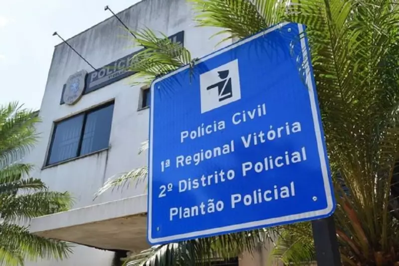 Policial em folga revida assalto e é baleado com própria arma na virilha em Vitória