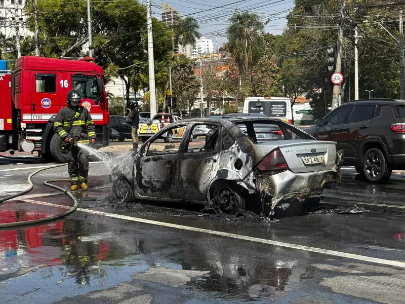 Ponte do Mirante em Chamas: Carro Incendiado Interdita Vias e Causa Caos em Piracicaba