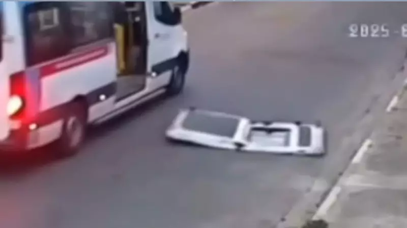 Porta de van se desprende com passageiros dentro e causa susto na Grande SP; vídeo