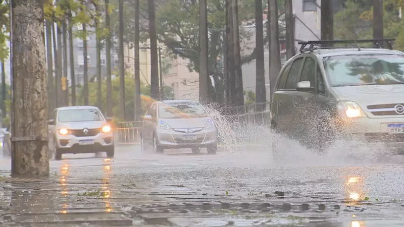 Porto Alegre sob água: volume de chuva de um mês em menos de 48 horas causa caos e cancelamento de voos