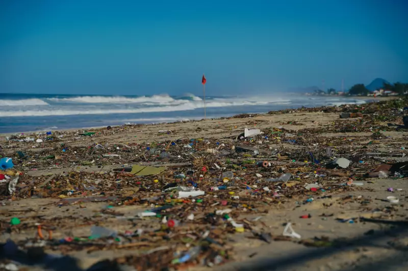 Praias de Maricá (RJ) viram depósito de lixo após ressaca do mar — 18 toneladas retiradas