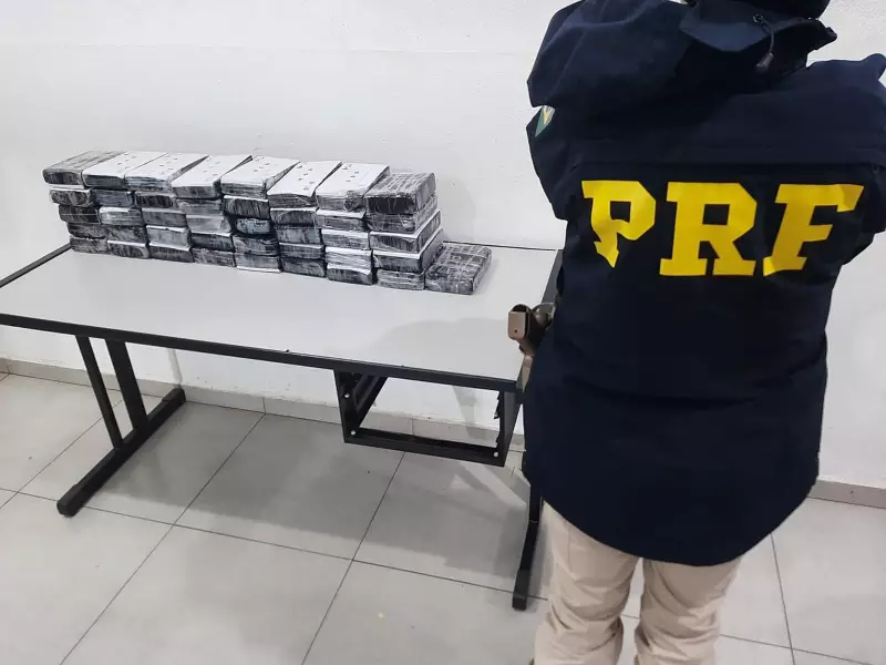 PRF apreende 43 kg de cocaína em carro na Fernão Dias: droga estava escondida no porta-malas