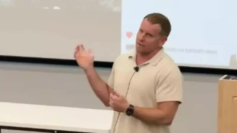 Professor Abandona Aula ao Anunciar Noivado de Taylor Swift e Vira Sensação na Internet