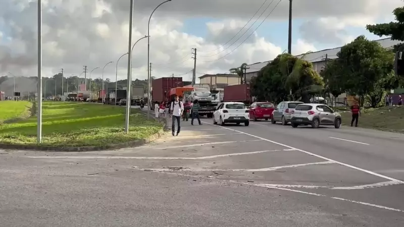 Protesto fecha BR-101 no Recife e cria caos no trânsito — veja o vídeo