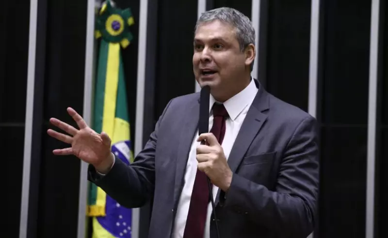 PT na Câmara declara guerra a Eduardo Bolsonaro: pede bloqueio de salário e verba de gabinete