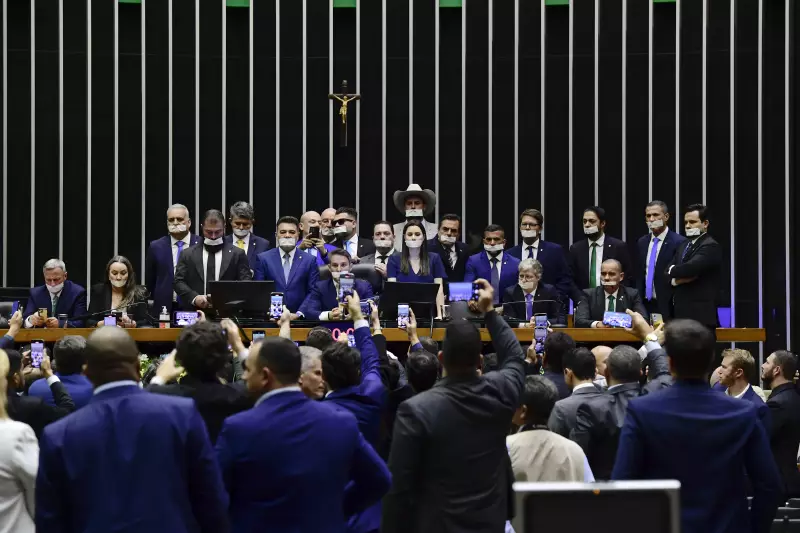Senador sob fogo: quem é o alvo da pressão bolsonarista para impeachment de Moraes?