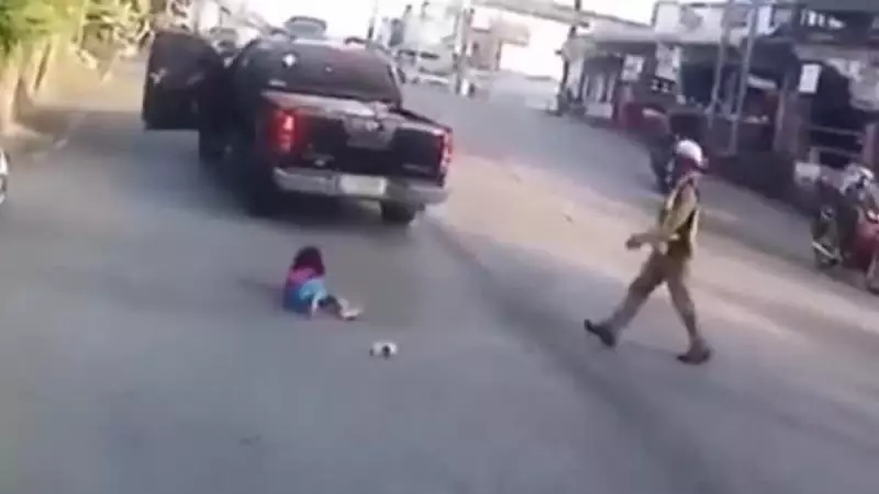 Susto! Criança abre porta de caminhonete e cai em cruzamento movimentado — veja o vídeo