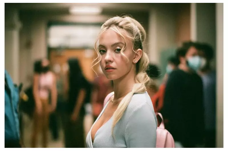 Sydney Sweeney se transtorna ao ser confrontada sobre anúncio controverso: 'Não me arrependo'