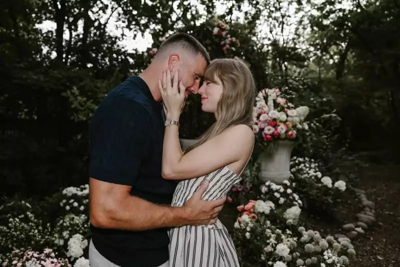 Taylor Swift e Travis Kelce Enfim Noivos! Cantora Anuncia Compromisso com Estrela do Futebol Americano em Fofoca do Ano