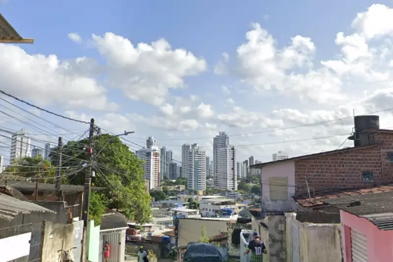 Tentativa de Feminicídio em Recife: Homem Empurra Companheira de Escada e é Preso em Flagrante