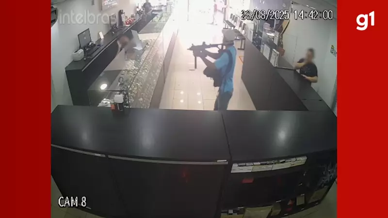 Terror no Centro de Manaus: Assaltantes com Submetralhadora Invadem Loja e Enfrentam Policiais em Intenso Tiroteio