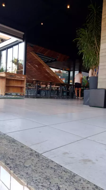 Teto de madeira desaba em restaurante japonês de Brasília: cliente fica ferida — veja detalhes