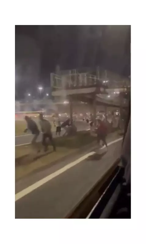 Torcedores do Cruzeiro e Santos se envolvem em confusão generalizada; ônibus são alvos de vandalismo