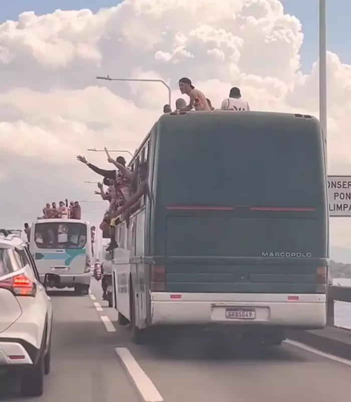 Torcedores do Flamengo Fazem Travessia Insana na Rio-Niterói no Teto de Ônibus — Veja as Cenas de Tirar o Fôlego
