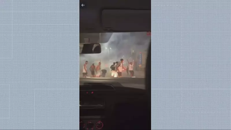 Torcidas de Atlético e Cruzeiro se enfrentam em BH: confusão após clássico termina com PM usando bombas