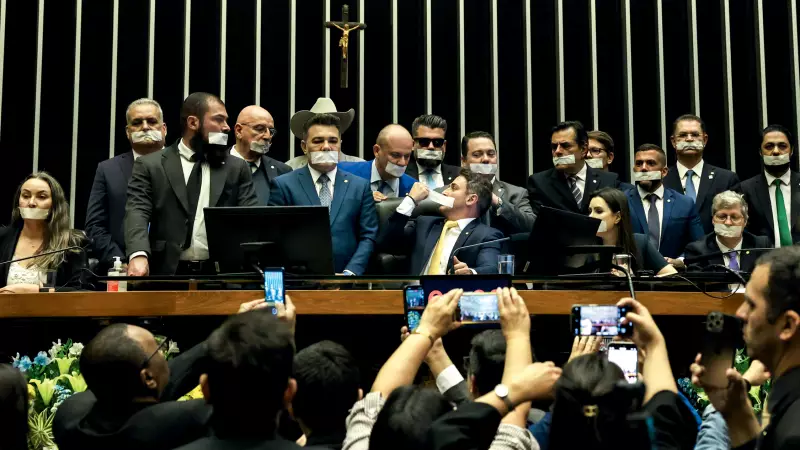 Tornezeleira em Marcos do Val: Como um Acessório Virou Arma Política no Congresso