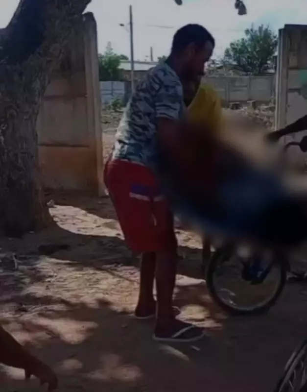 Tragédia em Pirapora: Família transporta corpo de ente querido em bicicleta após falta de apoio