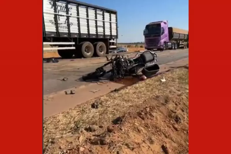 Tragédia na BR-163: Colisão entre Moto, Carretas e Carro deixa Duas Vítimas Fatais e Feridos em MT