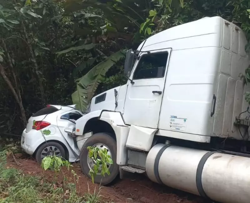 Tragédia na BR-174: Carro atinge buraco e colide com carreta, deixando duas vítimas fatais em Roraima