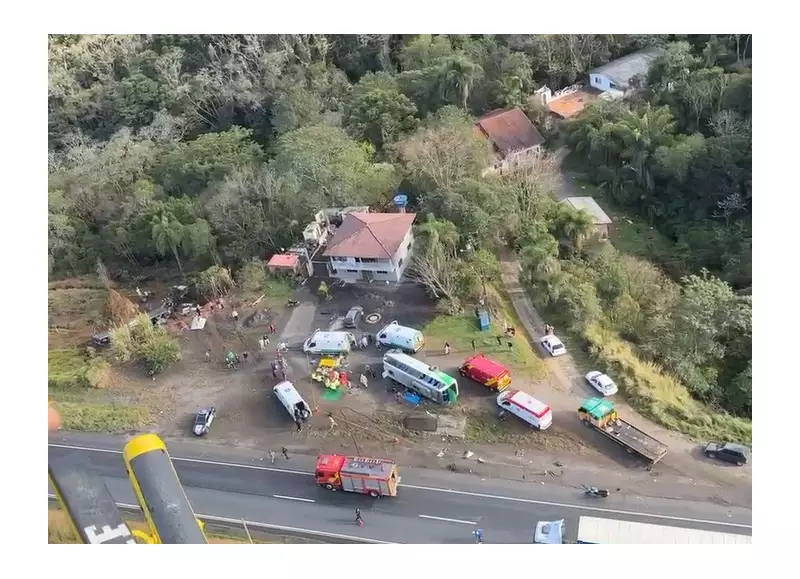 Tragédia na BR-277: Carreta e ônibus colidem em choque violento na Grande Curitiba