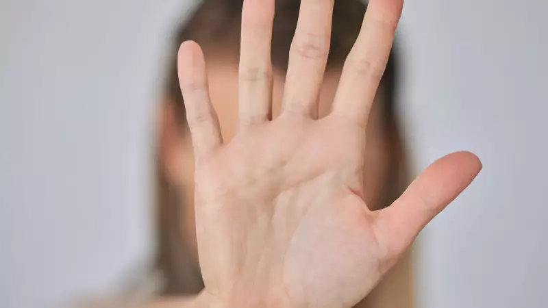 Tragédia na Espanha: Marido Esfaqueia e Arremessa Esposa Pela Janela em Ataque de Fúria