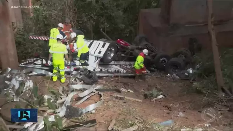 Tragédia na Fernão Dias: Caminhão despenca de viaduto e mata duas pessoas em MG