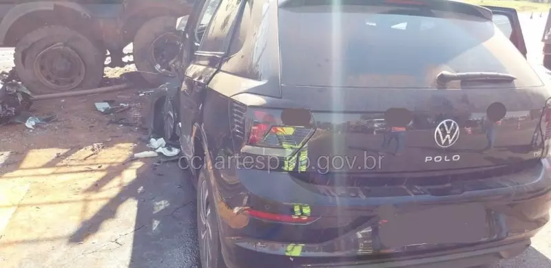 Tragédia na SP-215: Motorista fica em estado grave após colisão frontal com caminhão