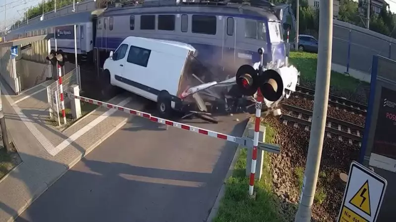 Trem arrasa van em colisão chocante na Polônia; vídeo impressiona