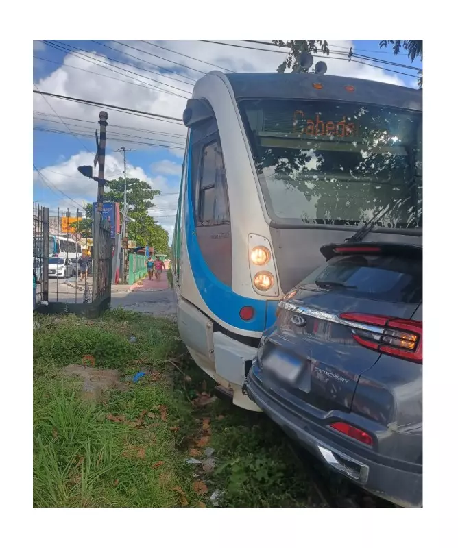 Trem colide com carro nos trilhos em Bayeux: motorista escapa ileso por milagre