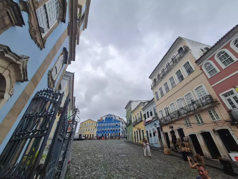 Turismo na Bahia: Homem é preso por cobrar R$ 380 de casal por estacionamento irregular no Pelourinho